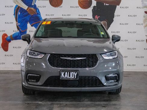 Used 2023 Chrysler Pacifica Touring-L image 19