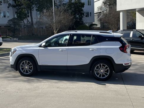Used 2024 GMC Terrain SLT image 3