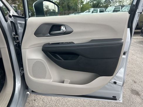 Certified 2023 Chrysler Pacifica Touring-L image 25
