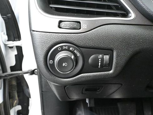 Used 2019 Jeep Cherokee Latitude w/ Popular Appearance Group image 31