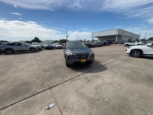 Used 2025 Nissan Rogue SV AWD/4WD image 4