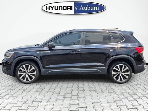 Used 2023 Volkswagen Taos SE w/ Panoramic Sunroof Package FWD image 10