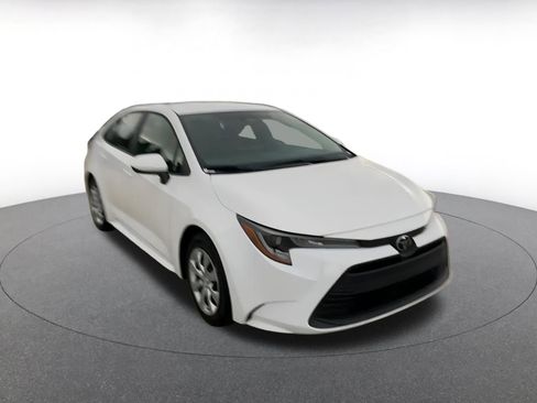 Used 2025 Toyota Corolla LE image 3