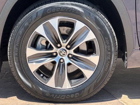Used 2022 Toyota Highlander XLE FWD image 35