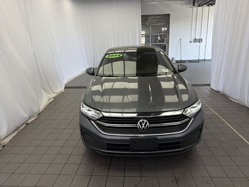 Used 2024 Volkswagen Jetta SE FWD image 2