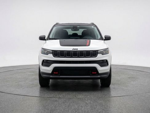 Used 2025 Jeep Compass Trailhawk AWD/4WD image 2
