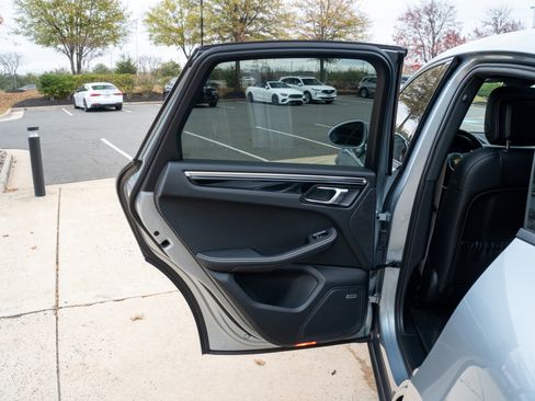 Used 2022 Porsche Macan image 13