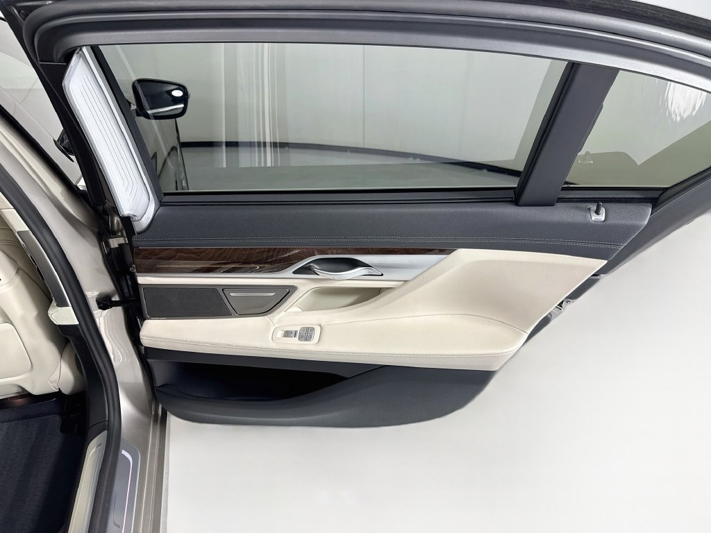 Used 2022 BMW 740i w/ Premium Package RWD image 27