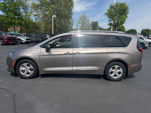 Used 2017 Chrysler Pacifica Touring-L Plus image 8