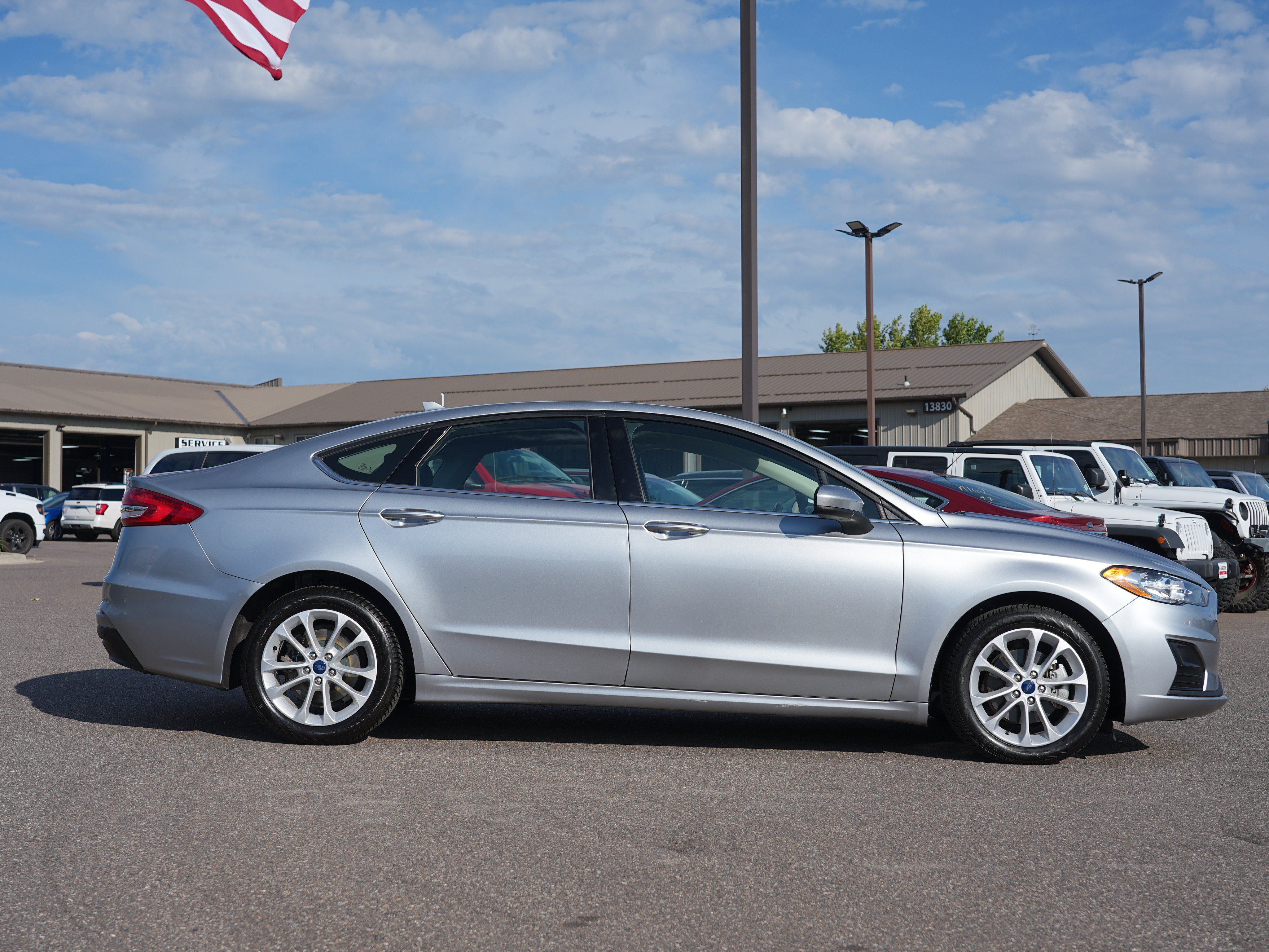 Used 2020 Ford Fusion SE FWD image 2