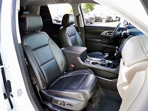 Used 2021 Chevrolet Traverse LT image 11