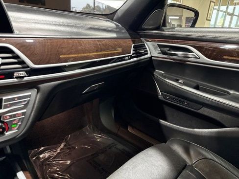 Used 2019 BMW 750i image 24