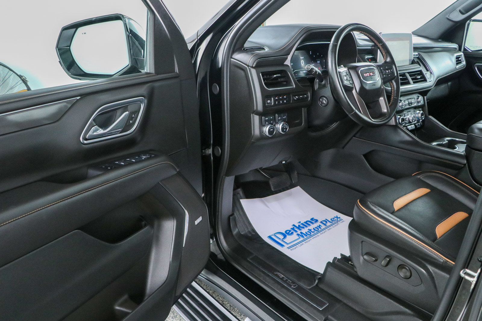 Used 2024 GMC Yukon AT4 w/ Technology Package AWD/4WD image 3