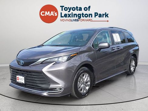 Used 2024 Toyota Sienna XLE FWD image 1