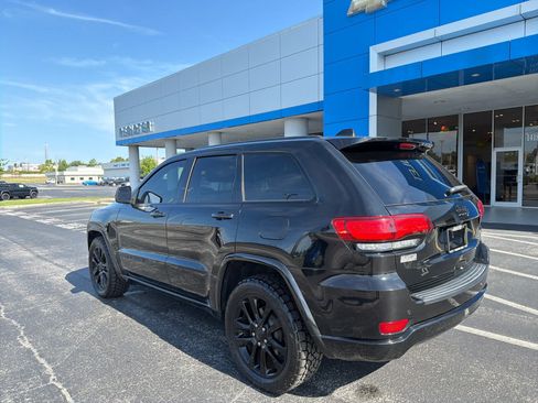 Used 2019 Jeep Grand Cherokee Altitude RWD image 3