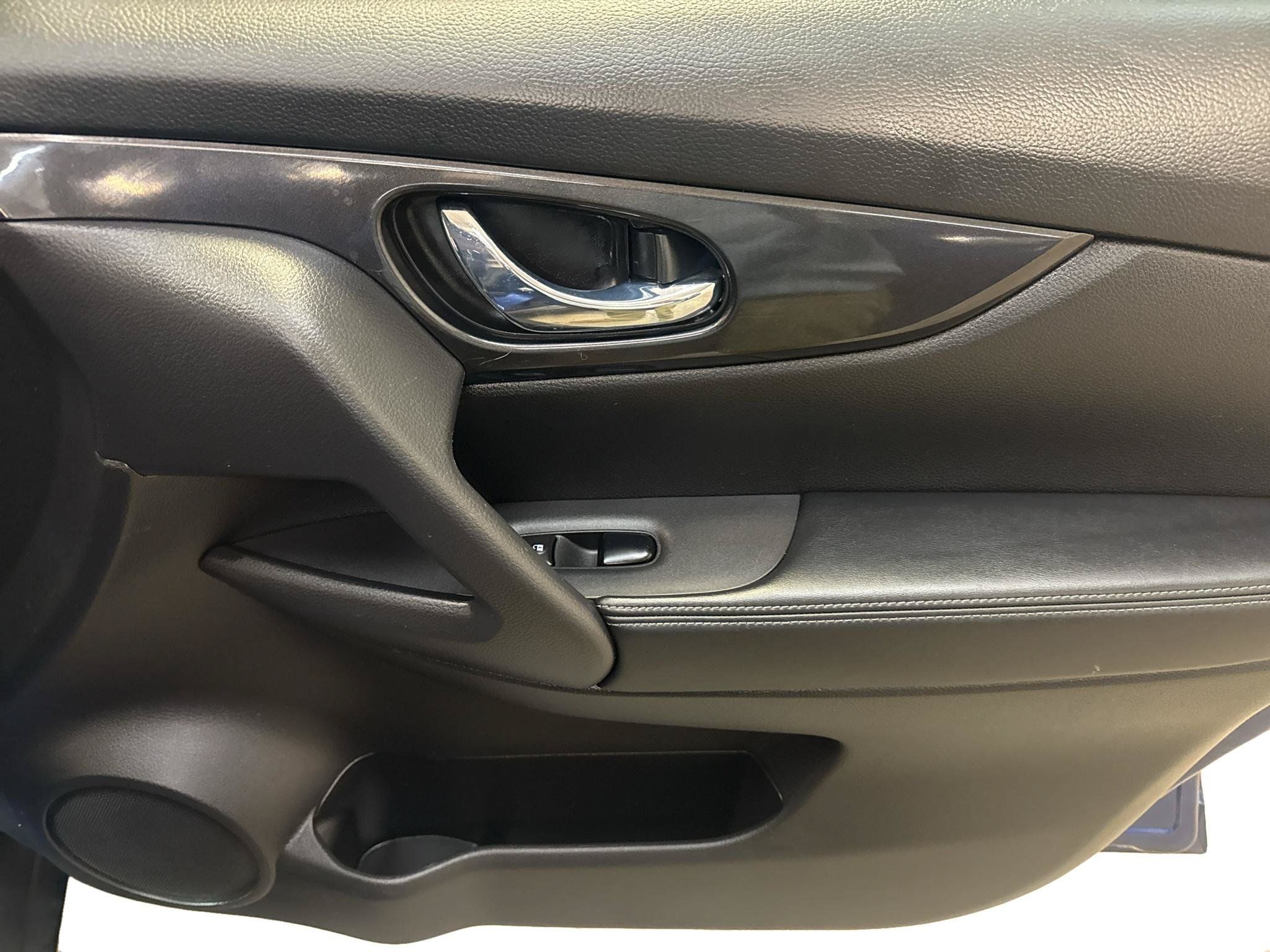 Used 2017 Nissan Rogue SV AWD/4WD image 16