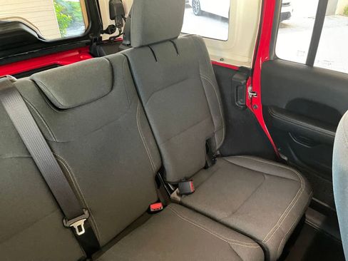 Used 2025 Jeep Wrangler Sahara image 36