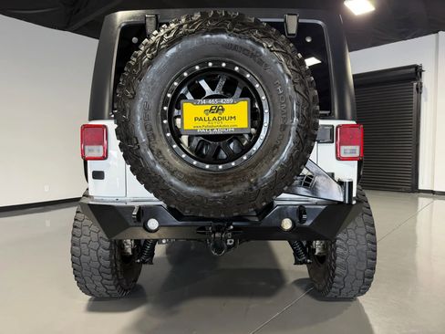 Used 2015 Jeep Wrangler Unlimited Rubicon w/ Connectivity Group AWD/4WD image 4