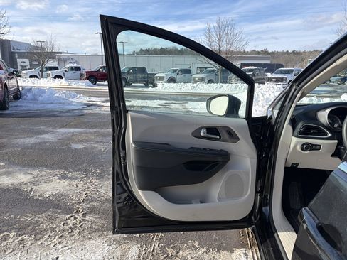 Used 2023 Chrysler Pacifica Touring-L image 11