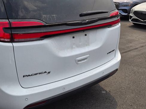 Used 2025 Chrysler Pacifica Limited FWD image 14