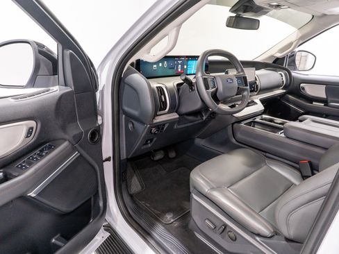 Used 2025 Ford Expedition Active AWD/4WD image 12