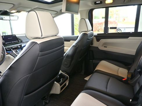 Used 2025 Honda Odyssey Elite image 11