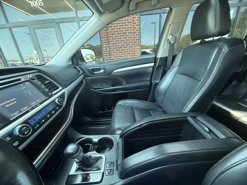 Used 2019 Toyota Highlander XLE AWD/4WD image 26