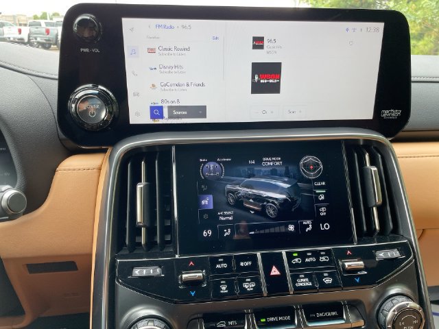Used 2026 Lexus LX 700h Luxury AWD/4WD image 24