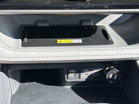 Used 2025 Toyota Highlander XLE FWD image 40