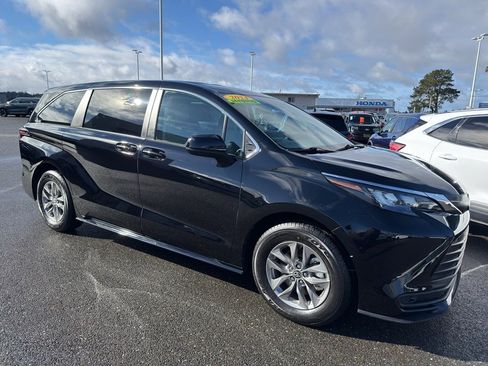 Used 2024 Toyota Sienna LE image 21