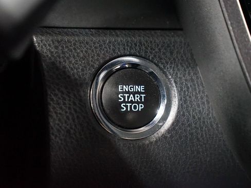 Used 2018 Toyota Camry SE w/ Convenience Package FWD image 22