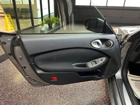 Used 2009 Nissan 370Z Touring w/ Sport Pkg image 9