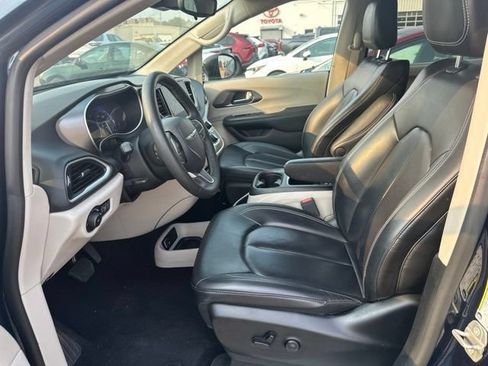 Used 2023 Chrysler Pacifica Touring-L FWD image 16