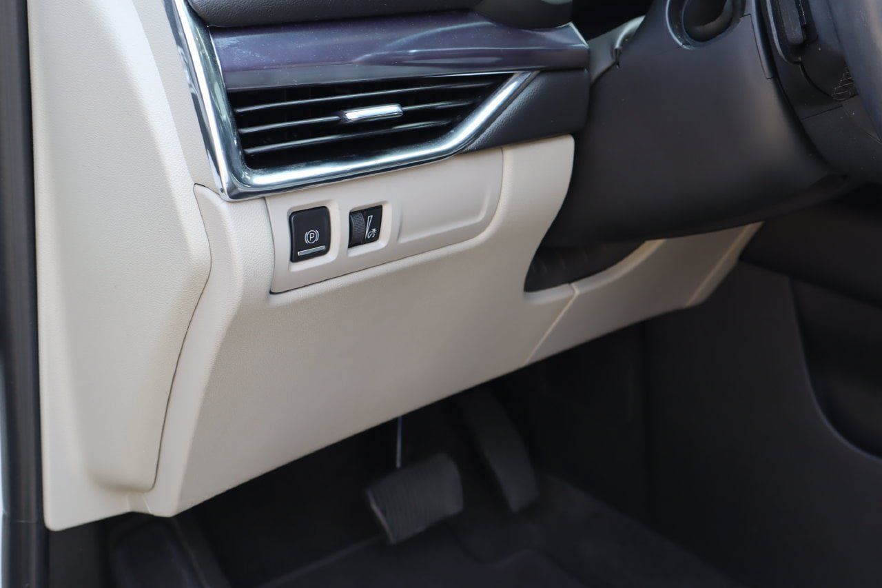 Used 2023 Cadillac XT4 Luxury w/ Cold Weather Package FWD image 24