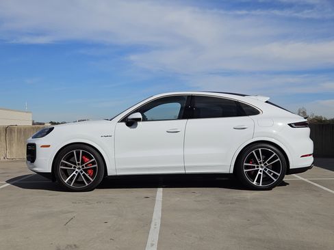 Certified 2026 Porsche Cayenne Turbo image 2