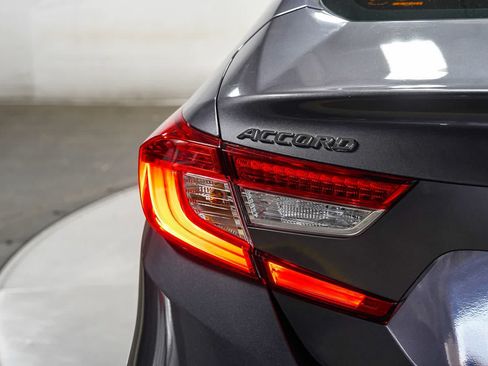 Used 2018 Honda Accord EX image 11