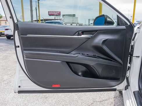 Used 2020 Toyota Camry SE image 10