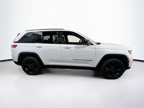 Used 2023 Jeep Grand Cherokee Altitude image 4