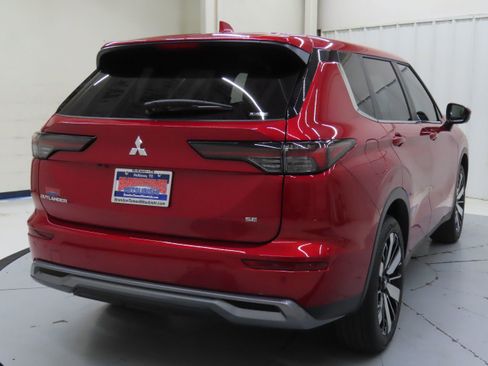 New 2025 Mitsubishi Outlander SE image 3