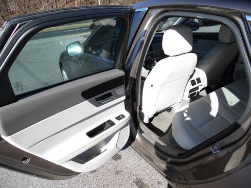 Used 2017 Jaguar XF Premium image 18