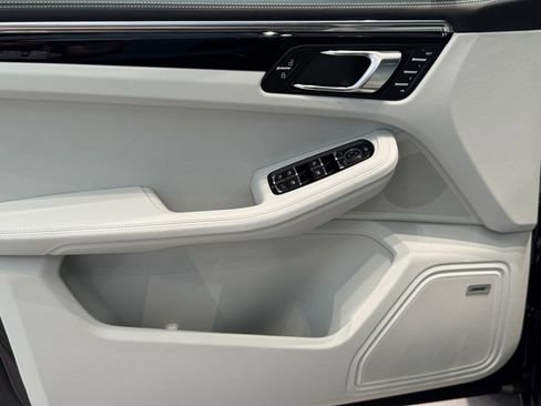 Certified 2025 Porsche Macan image 13