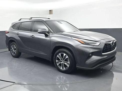 Used 2022 Toyota Highlander XLE AWD/4WD image 2