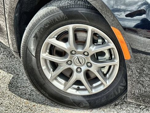 Used 2025 Chrysler Pacifica Select FWD image 10