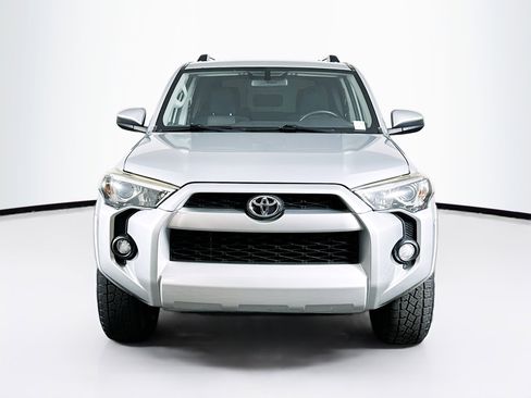 Used 2019 Toyota 4Runner SR5 AWD/4WD image 2