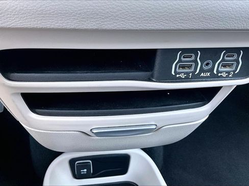 Used 2023 Chrysler Pacifica Touring-L FWD image 15