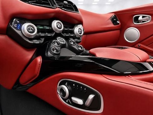 Used 2021 Aston Martin V8 Vantage Roadster RWD image 22