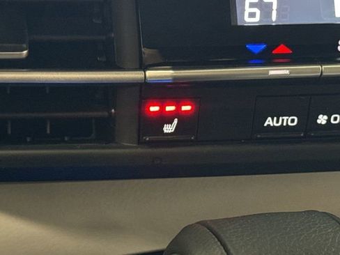 Used 2025 Toyota Sienna XLE FWD image 30