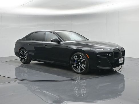 Used 2023 BMW 740i w/ Parking Assistance Package RWD image 6