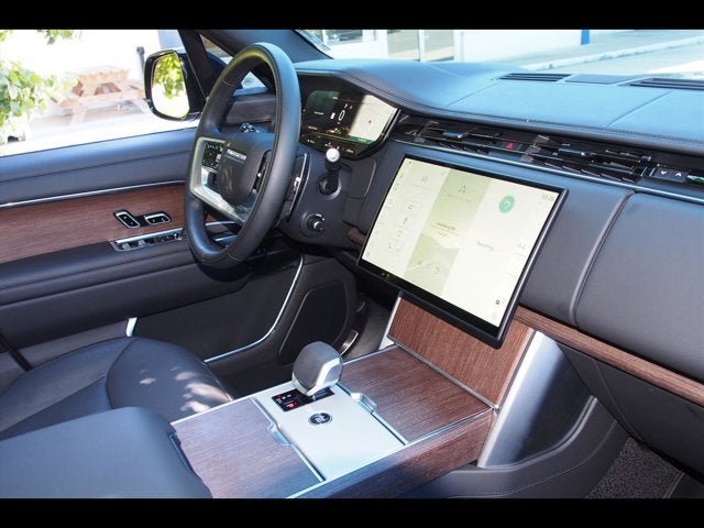 Used 2025 Land Rover Range Rover Long Wheelbase SE AWD/4WD image 10