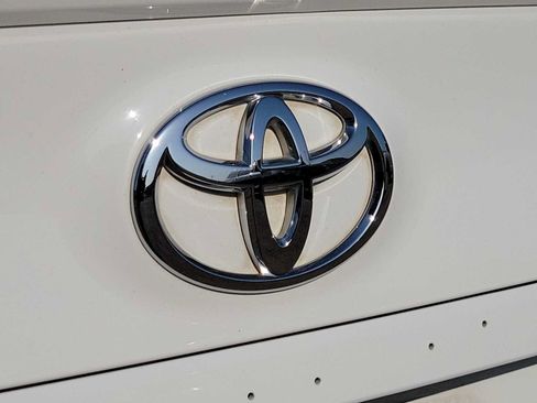 Used 2018 Toyota Camry SE w/ Convenience Package FWD image 11
